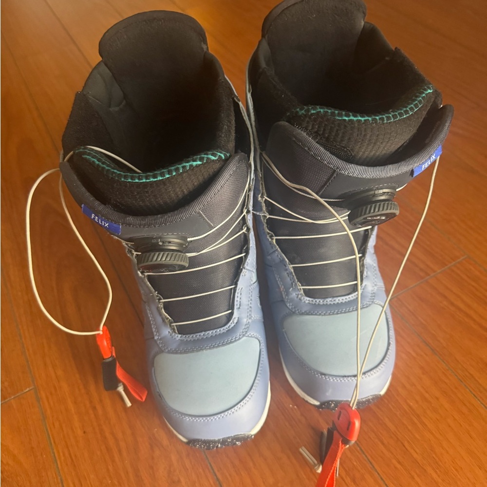 Boots + bandings! Burton Light Blue Women's Snowboard Boots with Dial Lacing